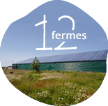 Photo d’un bâtiment agricole avec un toit recouvert de panneaux photovoltaïques et indication 12 fermes mutualisées