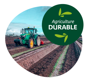 Vue d’un tracteur dans un champ d’asperges avec logo Agriculture durable