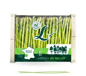 Asperges vertes dans un colis bois