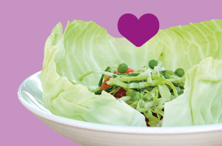 Photo d’une salade présentée dans une feuille de Choudou
