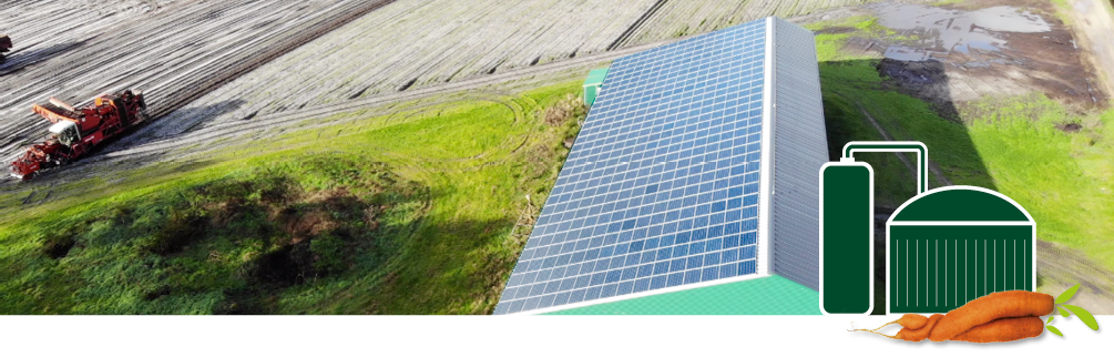 Vue du dessus d’un hangar avec un toit recouvert de panneaux photovoltaïques, picto carottes moches et picto station de bio-méthanisation produisant de l’électricité verte