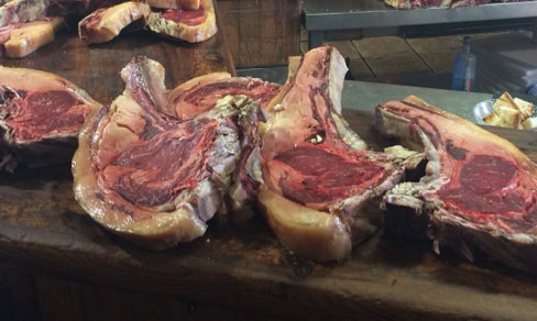 3 belles tranches de bœuf présentées sur une planche de bois